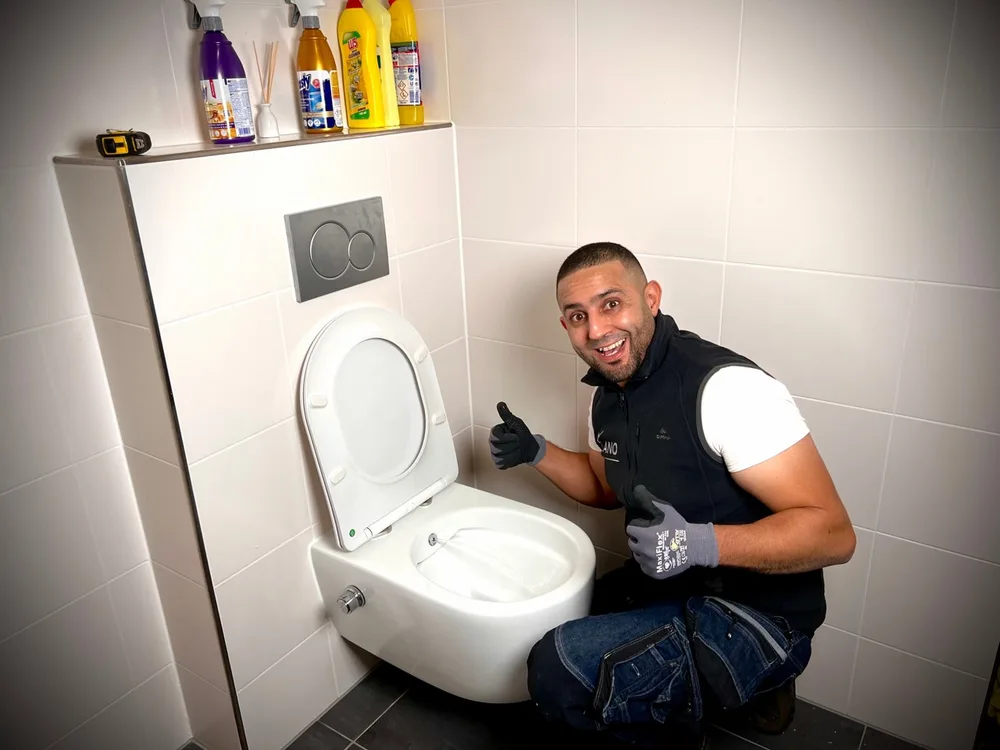 Anouar van ANO bij uitgevoerd sanitairwerk