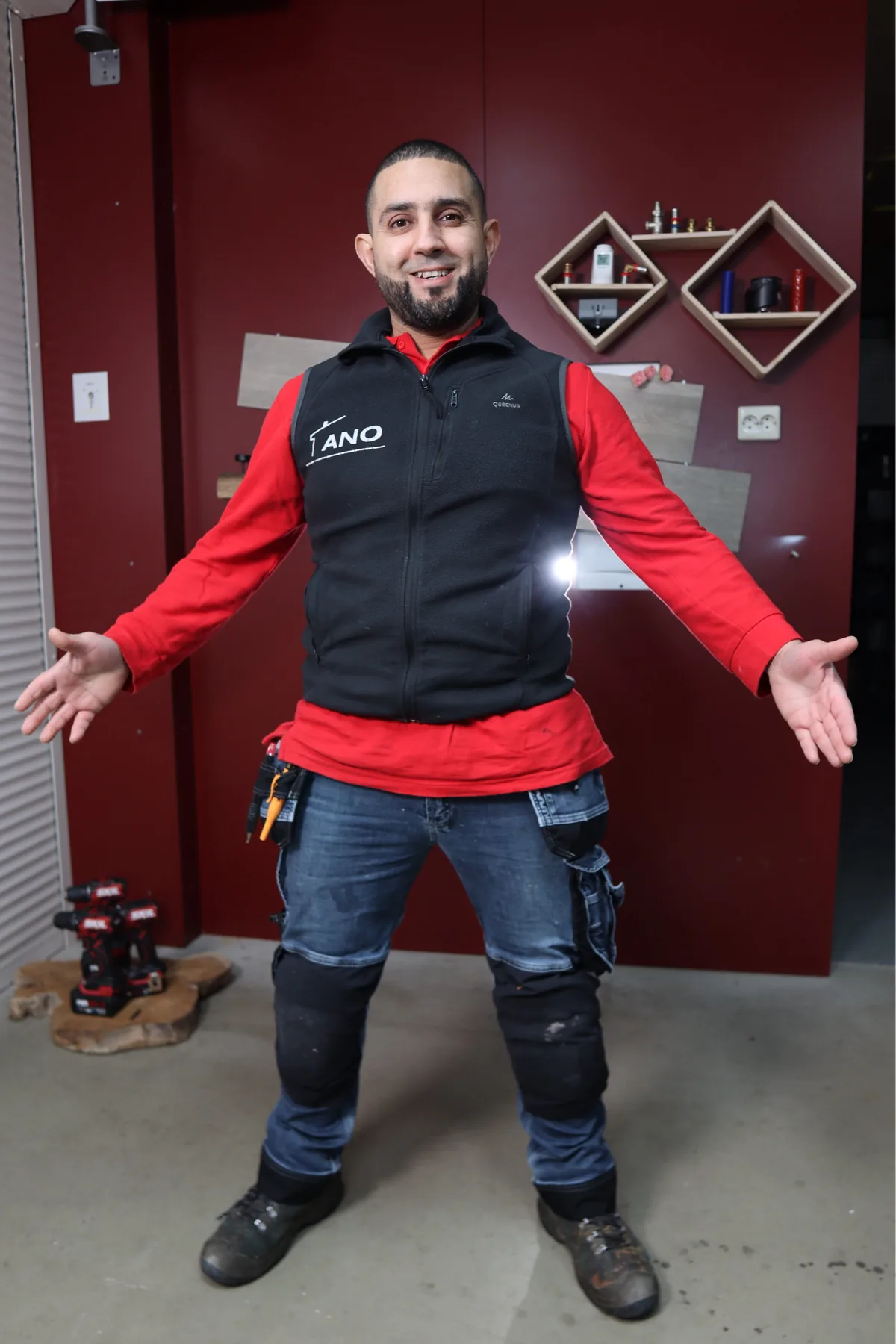 Anouar Otmane in ANO-werkkleding in de werkplaats