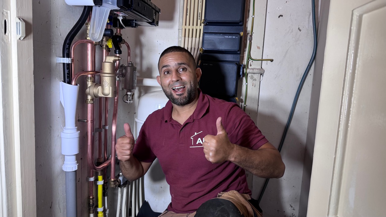 Anouar van ANO bij een cv-installatie met zichtbaar leidingwerk