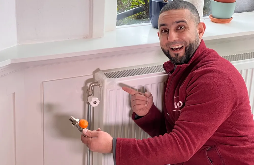 Anouar van ANO vervangt een radiatorkraan