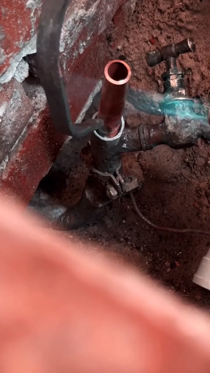 Koperen tussenstuk bij de oude wateraansluiting