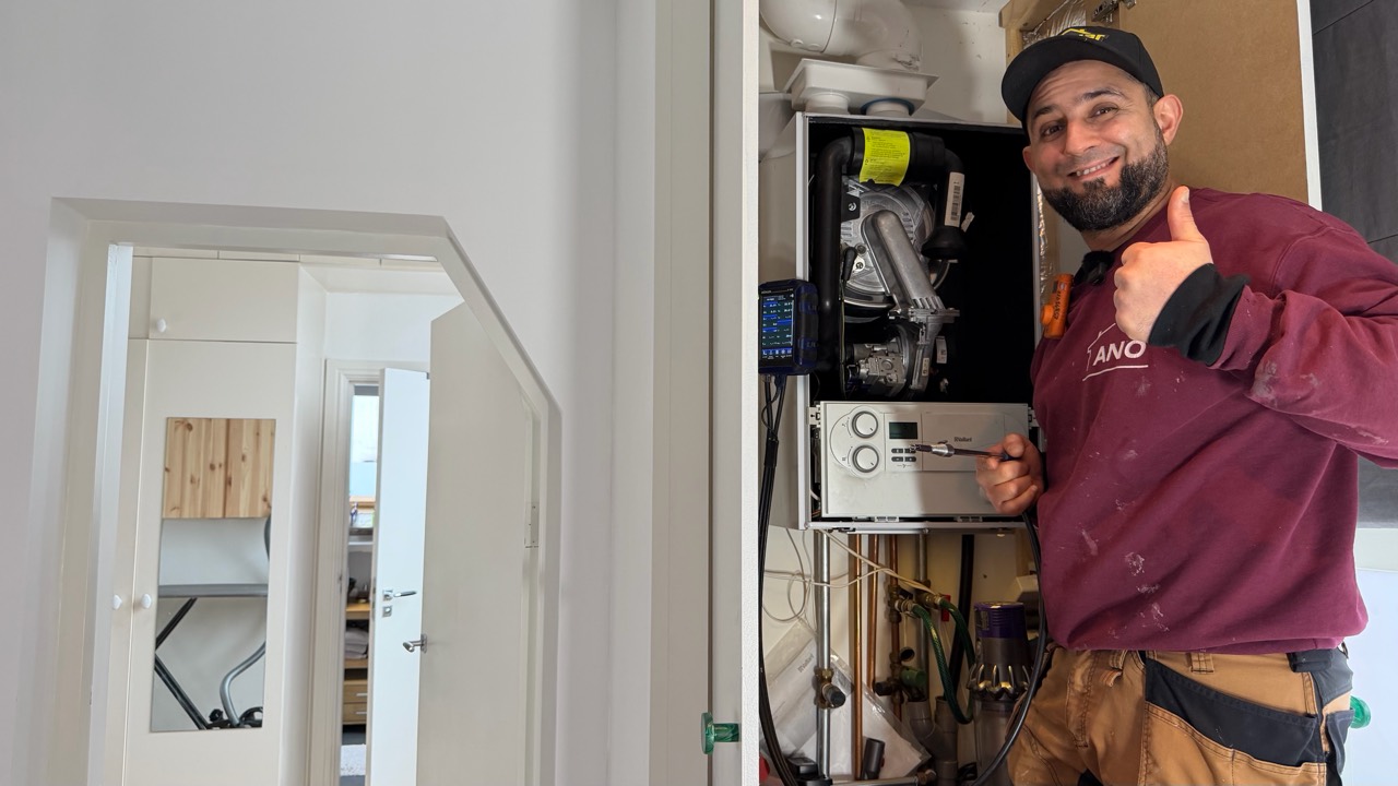 Anouar van ANO voert metingen uit bij een geopende cv-ketel