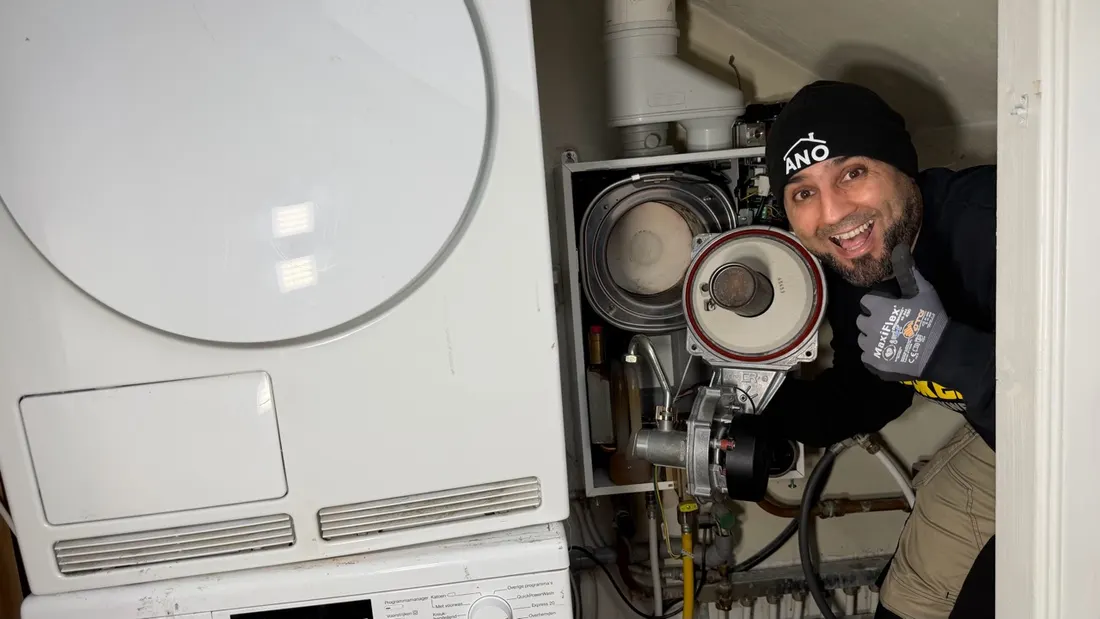 Anouar van ANO bij een geopende cv-ketel