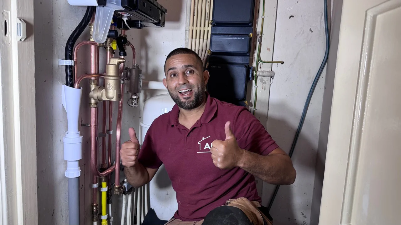 Anouar bij leidingwerk van een cv-installatie