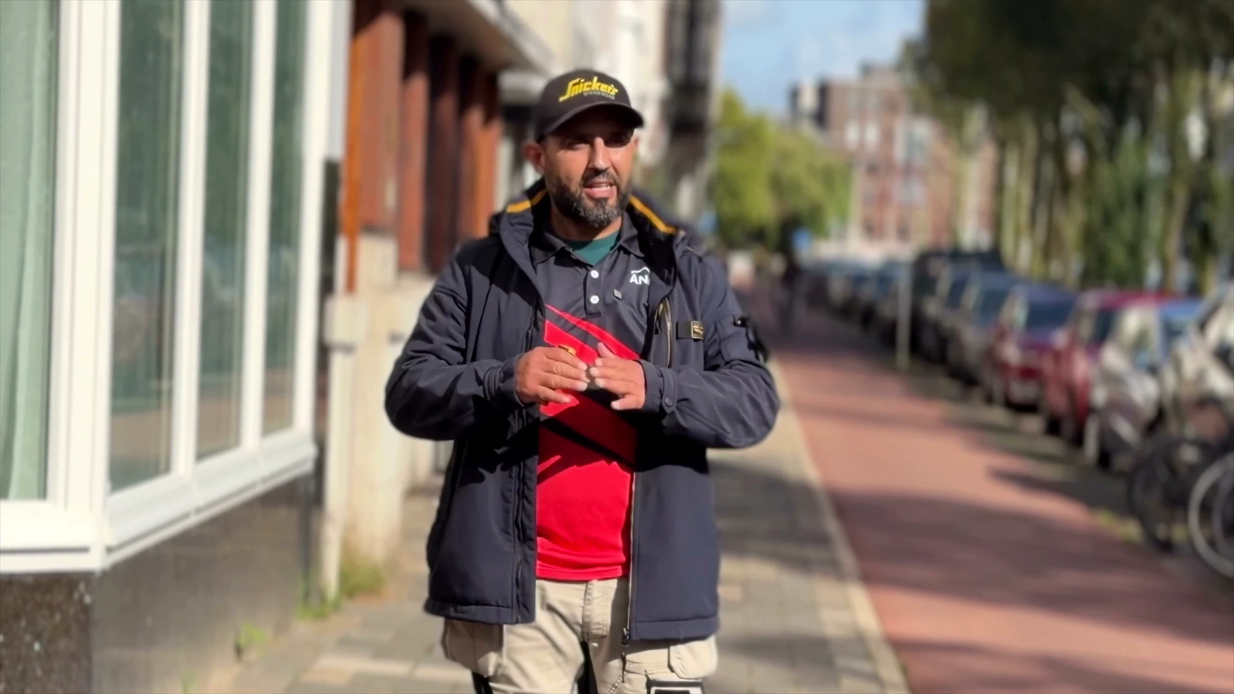 Anouar geeft buiten zijn afsluitende uitleg over het onderhoudsonderzoek