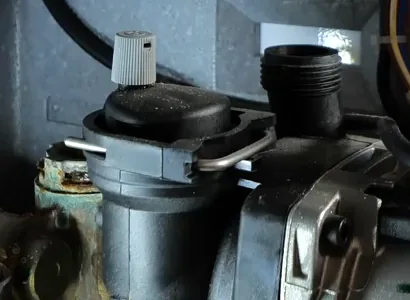 Detail van de driewegmotor en het klephuis in de Avanta