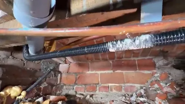 Waterdruppels bij leidingen en een geribbelde mantel onder de vloer