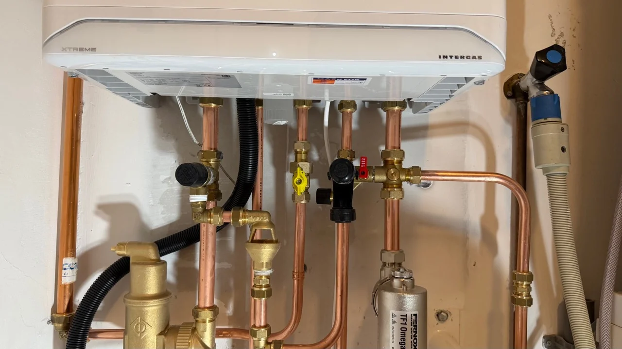 Door ANO afgewerkte Intergas Xtreme-installatie met aangesloten leidingen