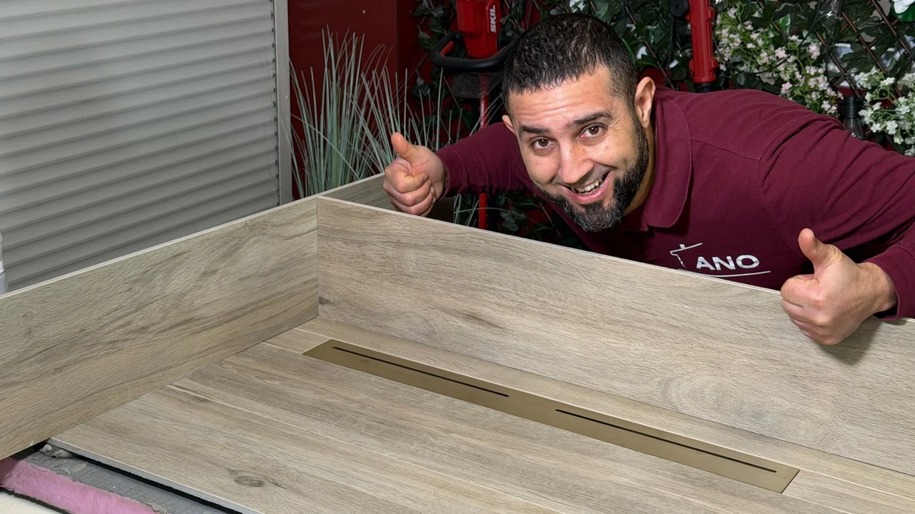 Anouar toont een opgeleverde douchegoot