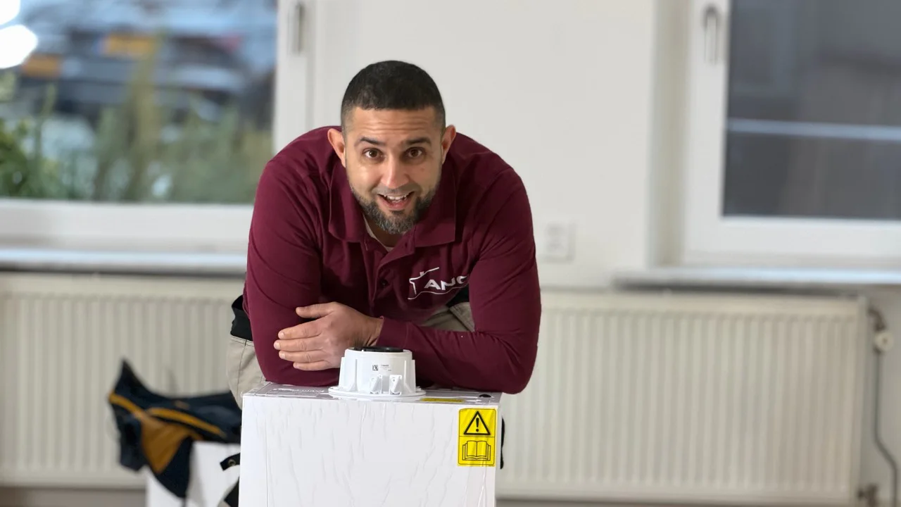 Anouar van ANO geeft uitleg bij een cv-onderdeel en radiator