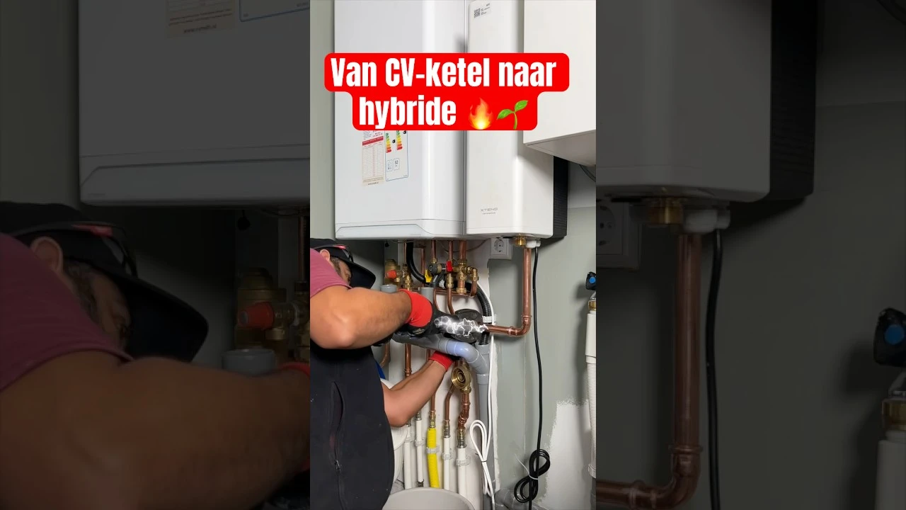 Anouar werkt aan een Intergas Xtend warmtepompinstallatie uit zijn eigen praktijk