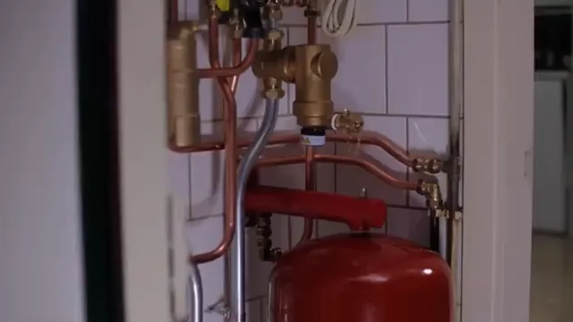 Koperen leidingopstelling bij een rood expansievat