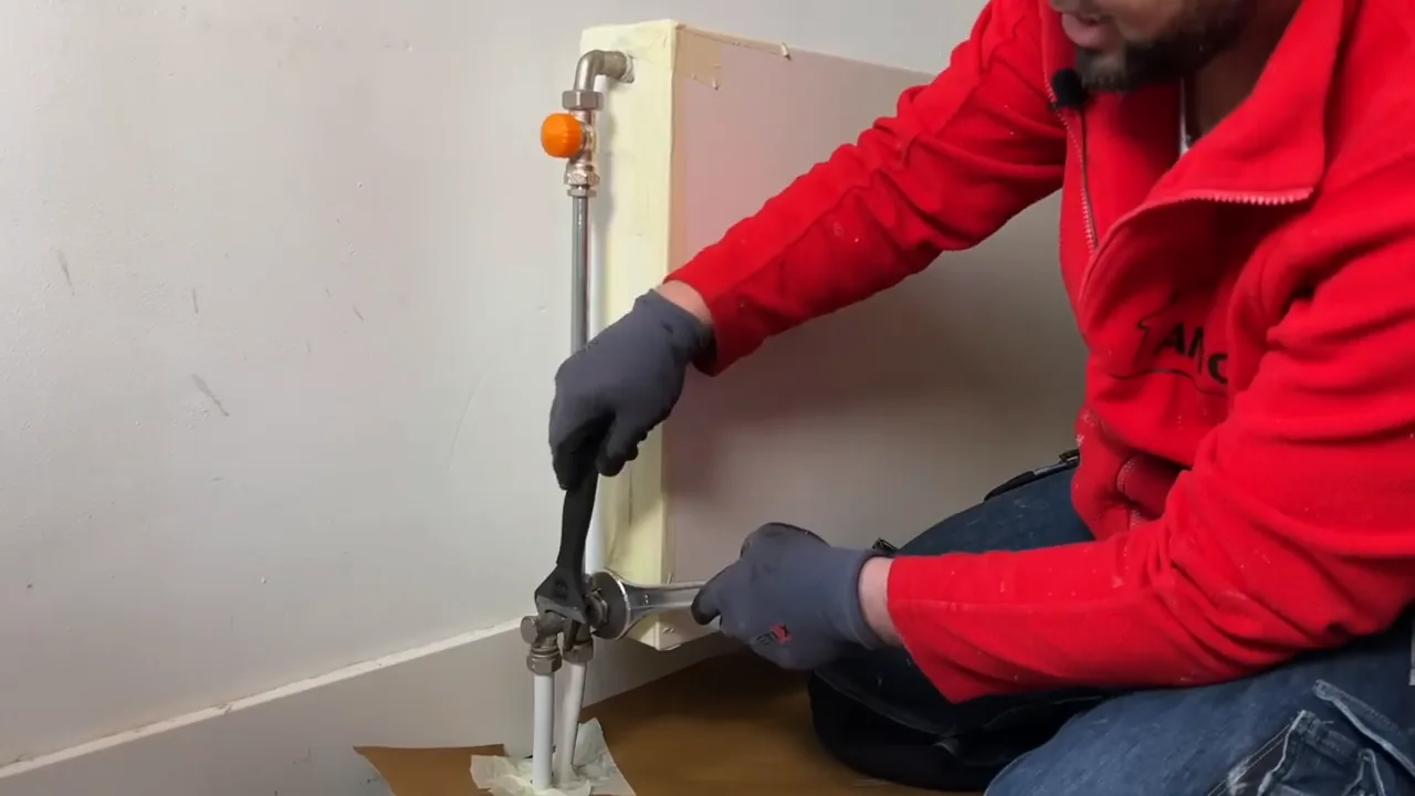 Twee sleutels ondersteunen de verbinding bij de radiatoraansluiting