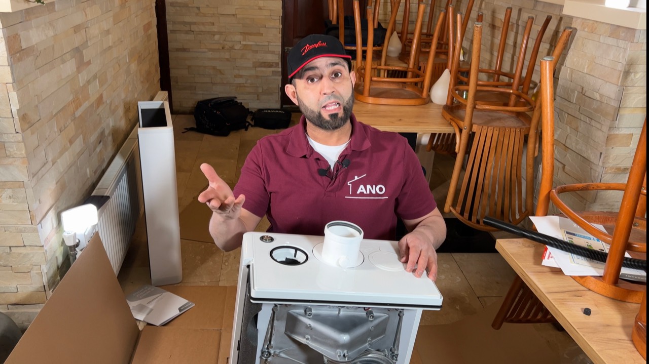 Anouar toont een Intergas Xtreme-toestel voordat de video wordt afgespeeld