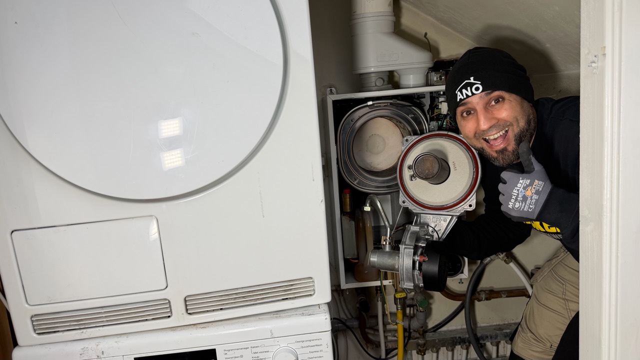 Anouar van ANO bij een geopende cv-ketel